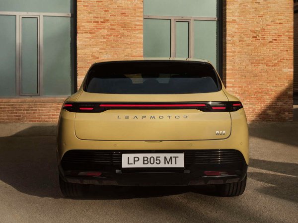 Rear view of a yellow Leapmotor B05 car with a visible licence plate.
