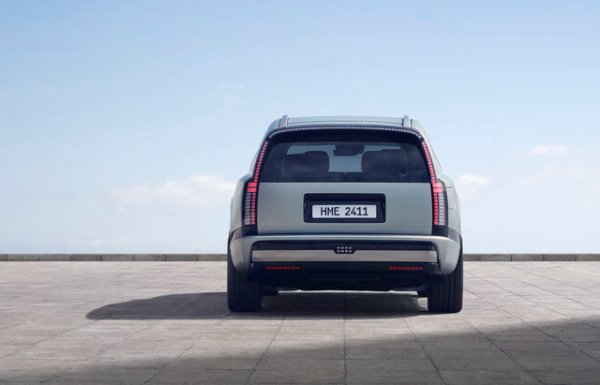 Rear view of a silver SUV with the registration plate HME 2411.